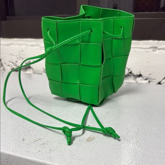 Bottega Veneta Women's Cassette Leather Bucket Bag in Green BRAND NEW Authentic - Picture 1 of 6